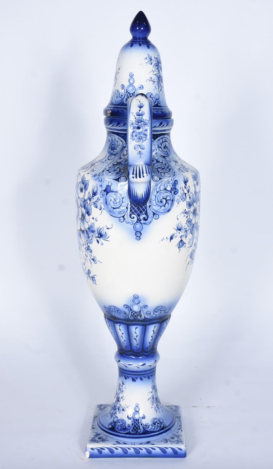 Ânfora de cerâmica azul e branca decoração floral. Pequenos lascados. - foto 4 de 10