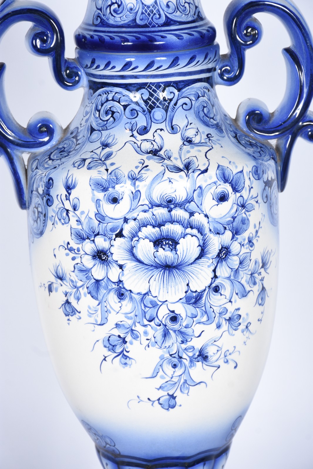 Ânfora de cerâmica azul e branca decoração floral. Pequenos lascados. - foto 5 de 10