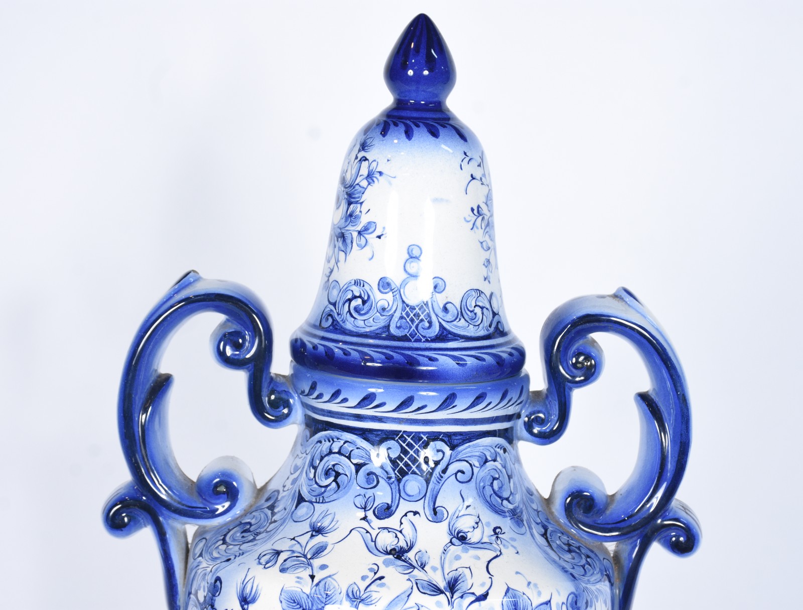 Ânfora de cerâmica azul e branca decoração floral. Pequenos lascados. - foto 6 de 10