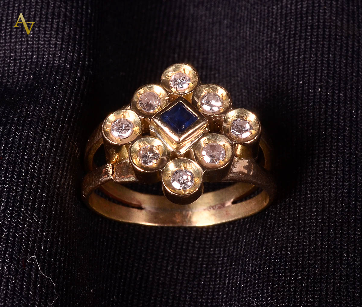 Anel de ouro 18 k com esmeralda e 8 brilhantes. Peso. 4,8 gr.