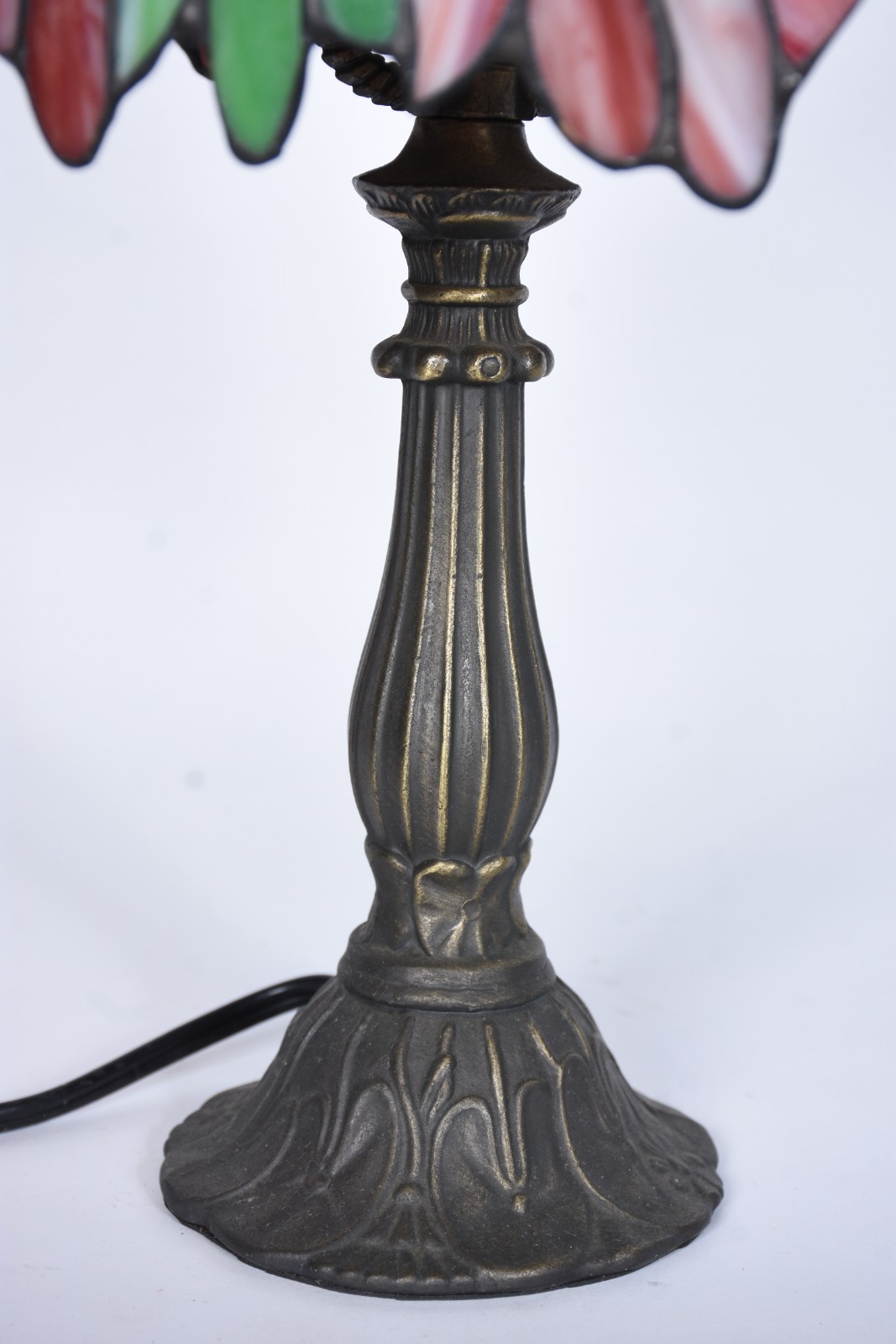 Abatjour estilo Tiffanys com base de metal e cúpula em placas de... - foto 4 de 5