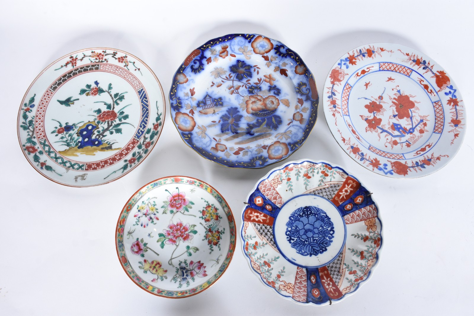 Cinco pratos decorativos em porcelana oriental em diversas... - foto 1 de 8