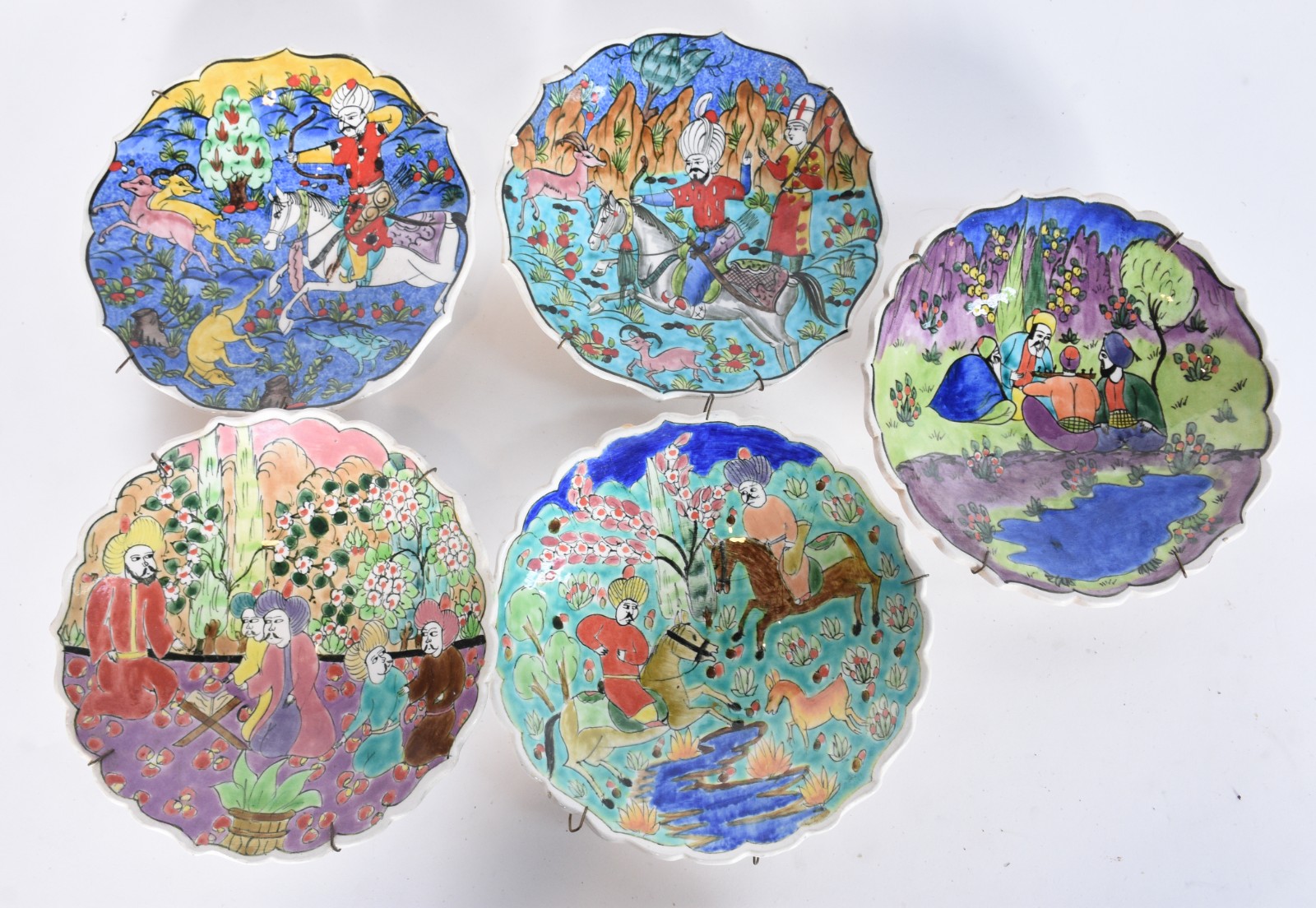 Cinco pratos de cerâmica turca pintadas a mão com figuras típicas em... - foto 1 de 7