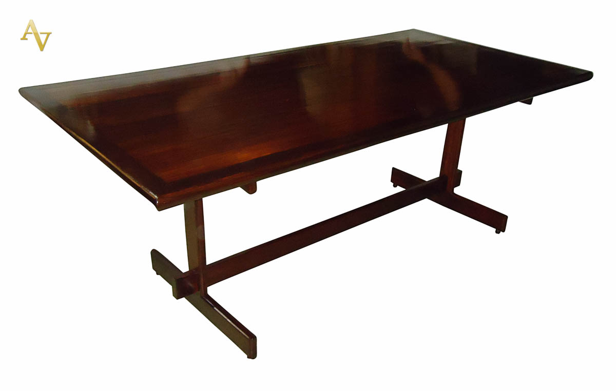 Mesa de jacarandá, anos 60. Med. 2.00 x 1.00 m.
