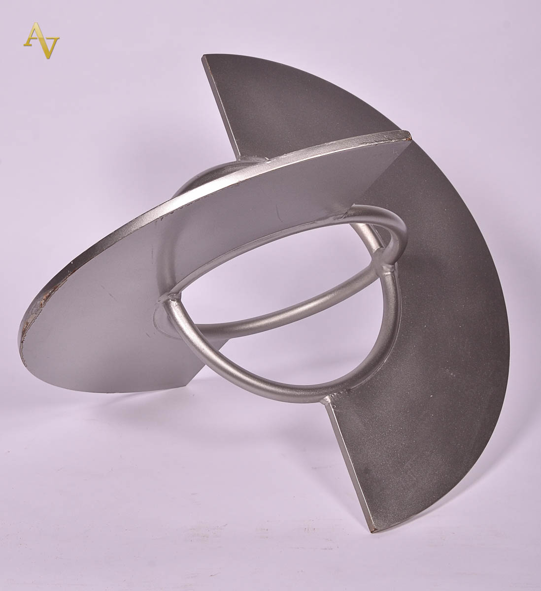 CLEBER MACHADO - Escultura de alumínio repres. dois semi-círculos...