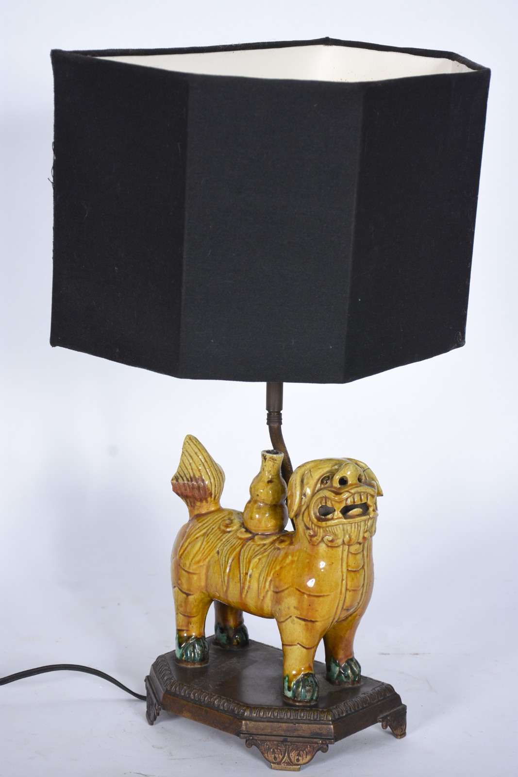 Abatjour com base em escultura na forma de cão de fó de porcelana na... - foto 1 de 9