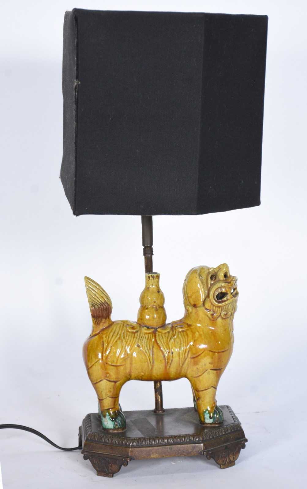 Abatjour com base em escultura na forma de cão de fó de porcelana na... - foto 2 de 9