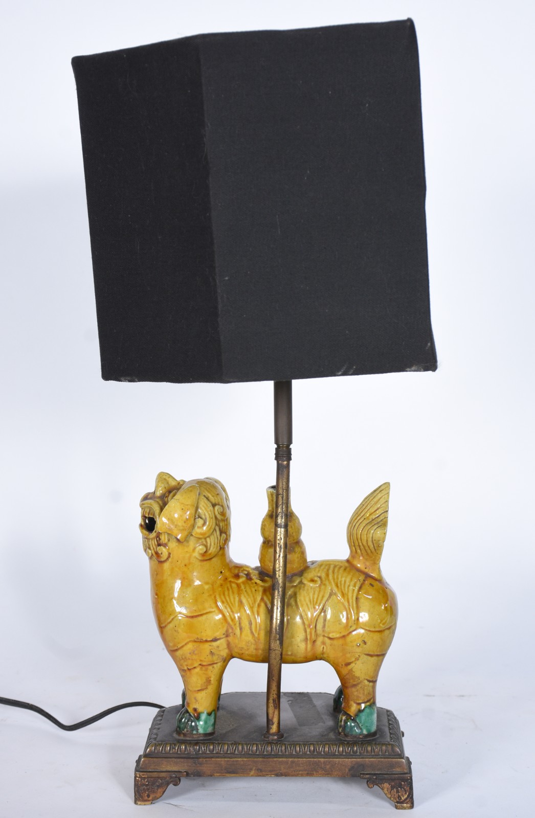 Abatjour com base em escultura na forma de cão de fó de porcelana na... - foto 3 de 9