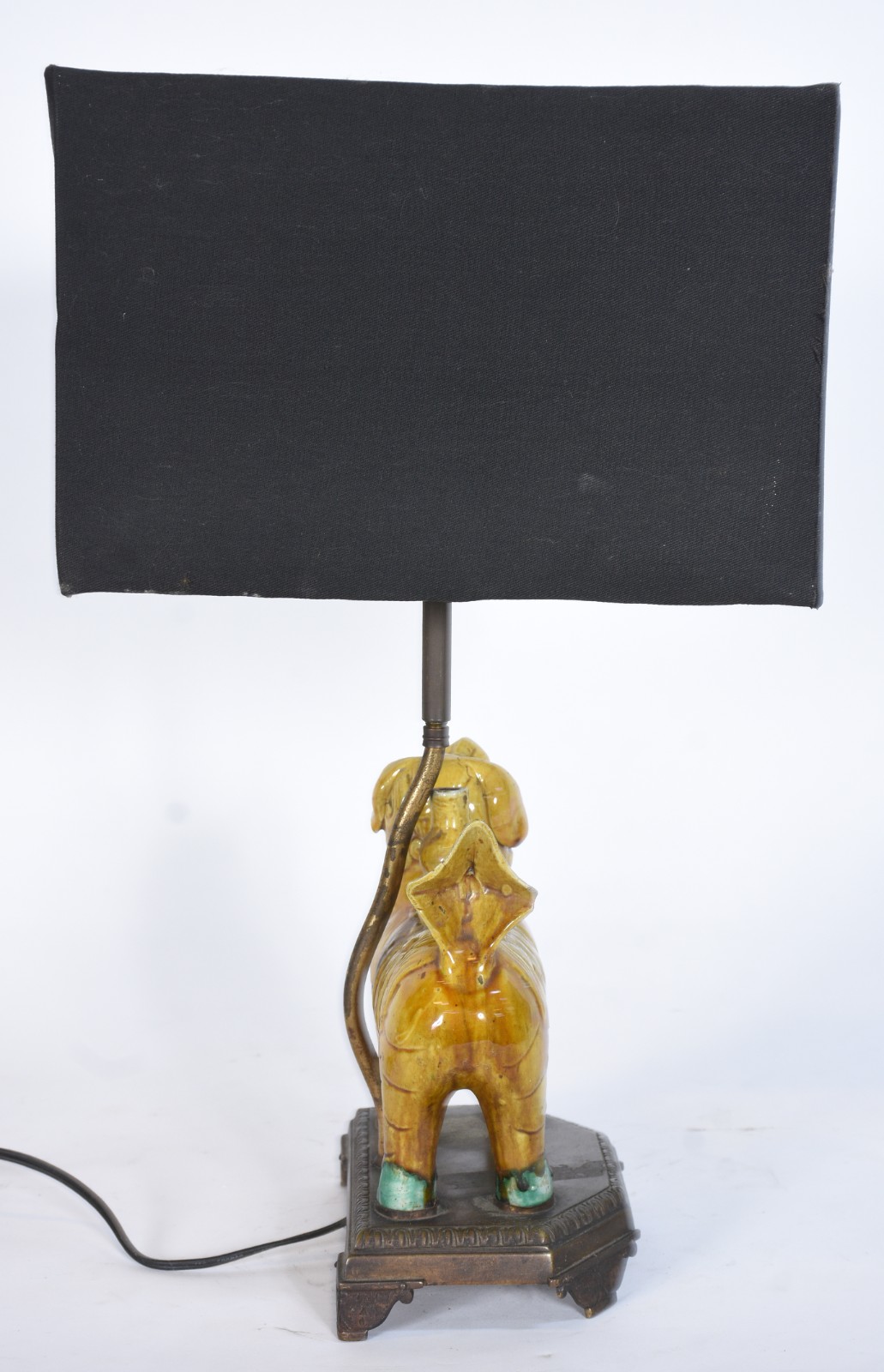 Abatjour com base em escultura na forma de cão de fó de porcelana na... - foto 4 de 9