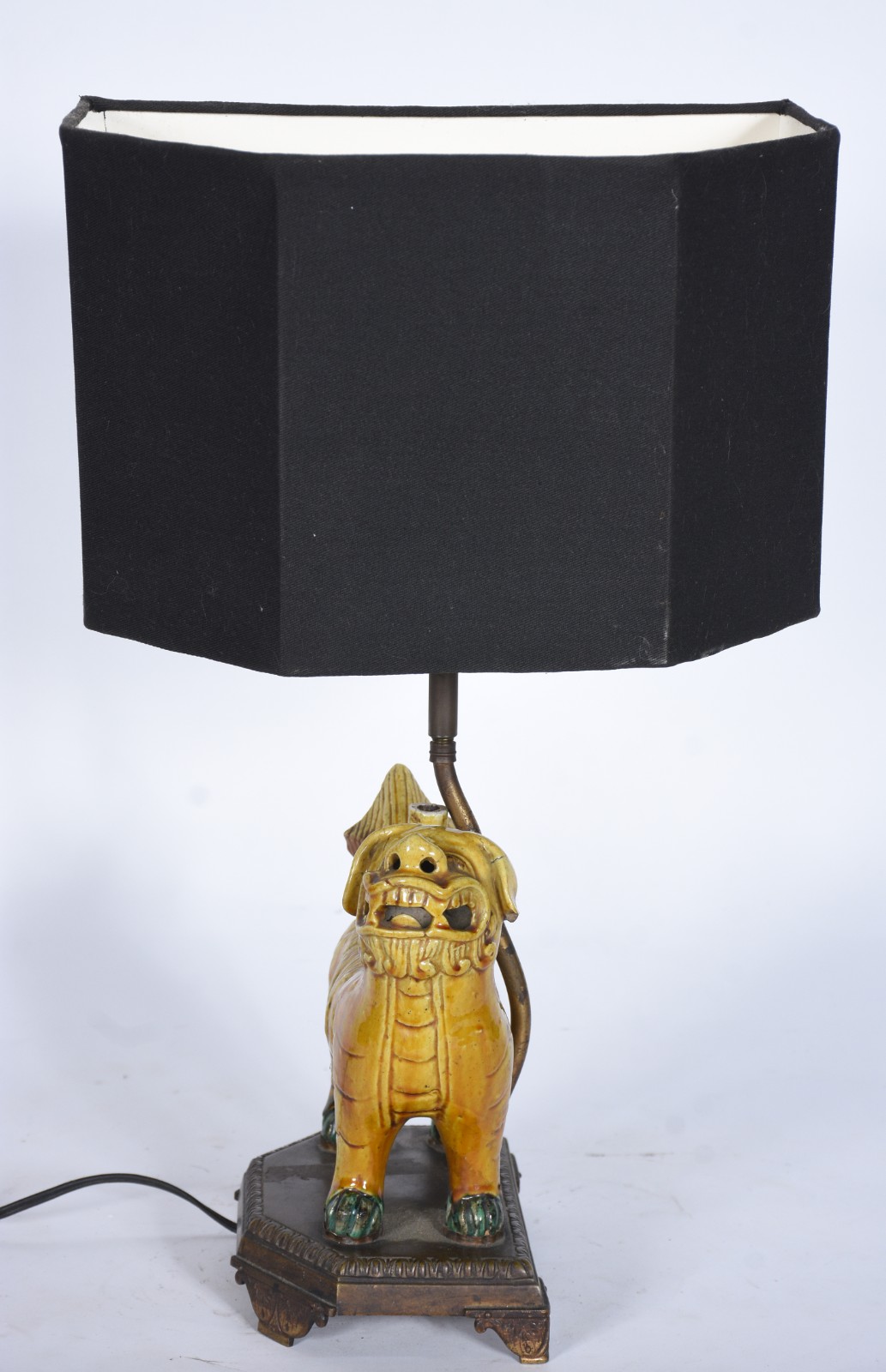 Abatjour com base em escultura na forma de cão de fó de porcelana na... - foto 5 de 9