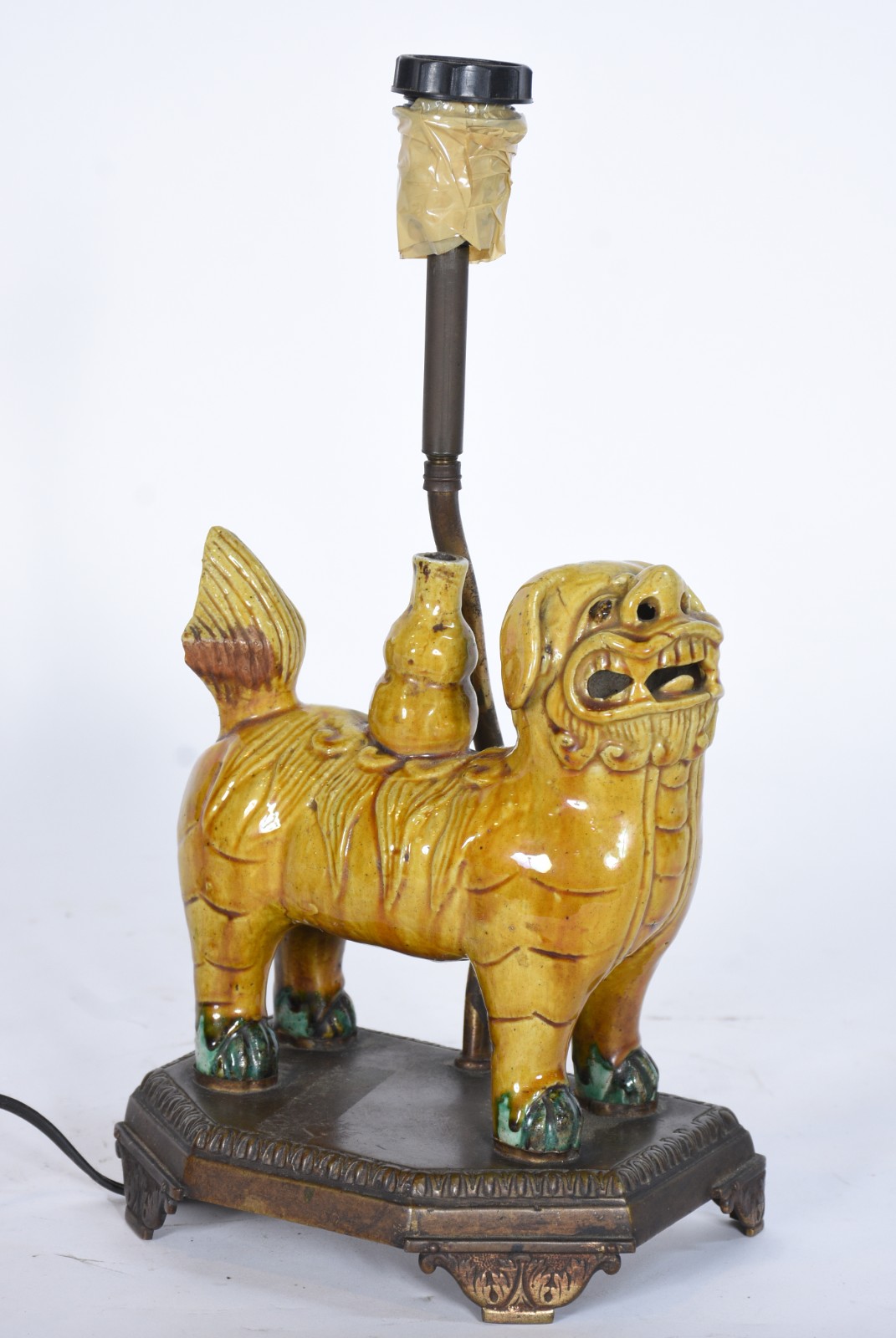 Abatjour com base em escultura na forma de cão de fó de porcelana na... - foto 6 de 9