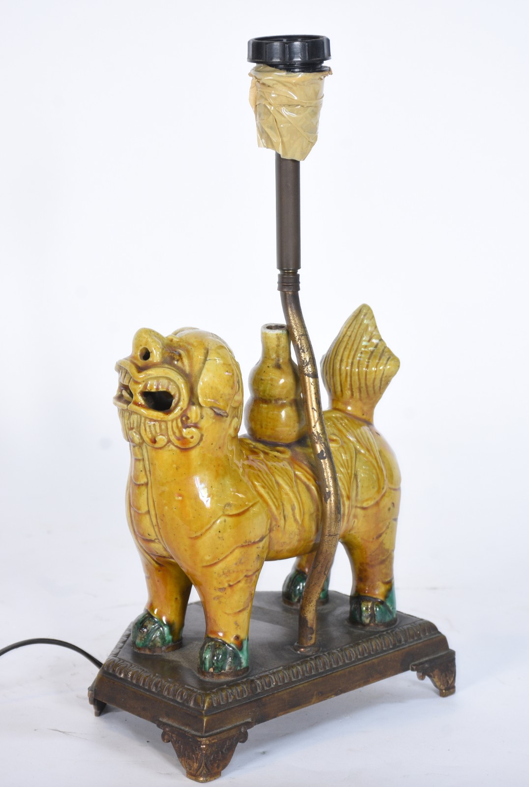 Abatjour com base em escultura na forma de cão de fó de porcelana na... - foto 7 de 9
