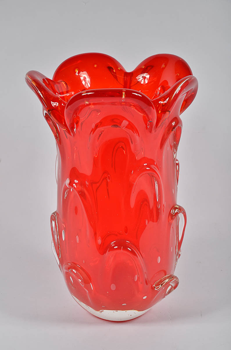 Vaso de murano na cor vermelha com detalhes em alto relevo. Alt. 35...