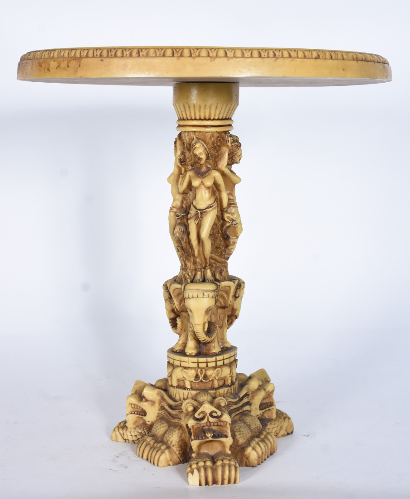 Mesa auxiliar de resina oriental, coluna trabalhada com figuras... - foto 1 de 9