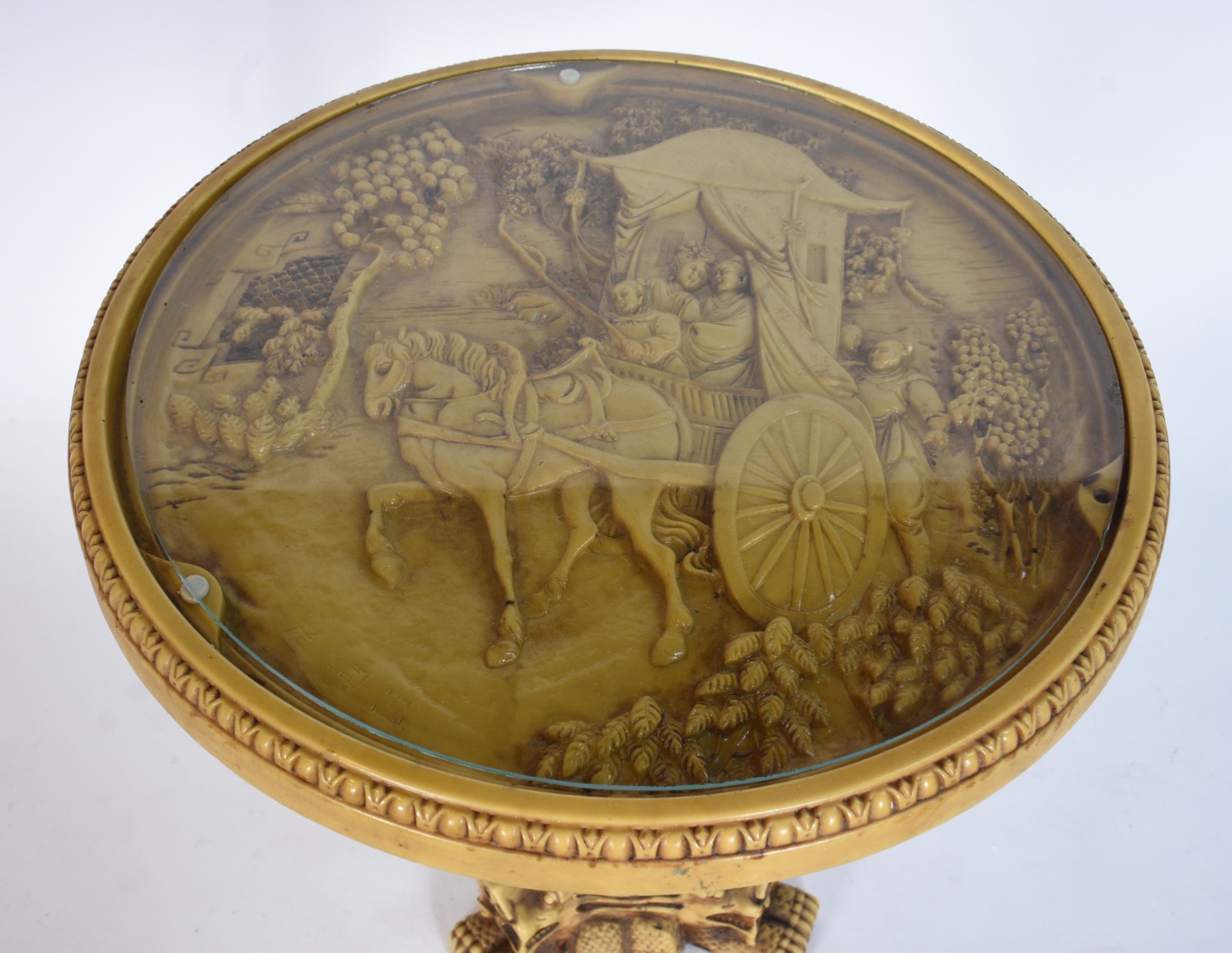 Mesa auxiliar de resina oriental, coluna trabalhada com figuras... - foto 3 de 9