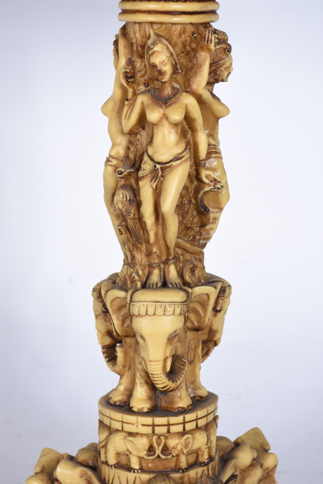 Mesa auxiliar de resina oriental, coluna trabalhada com figuras... - foto 4 de 9