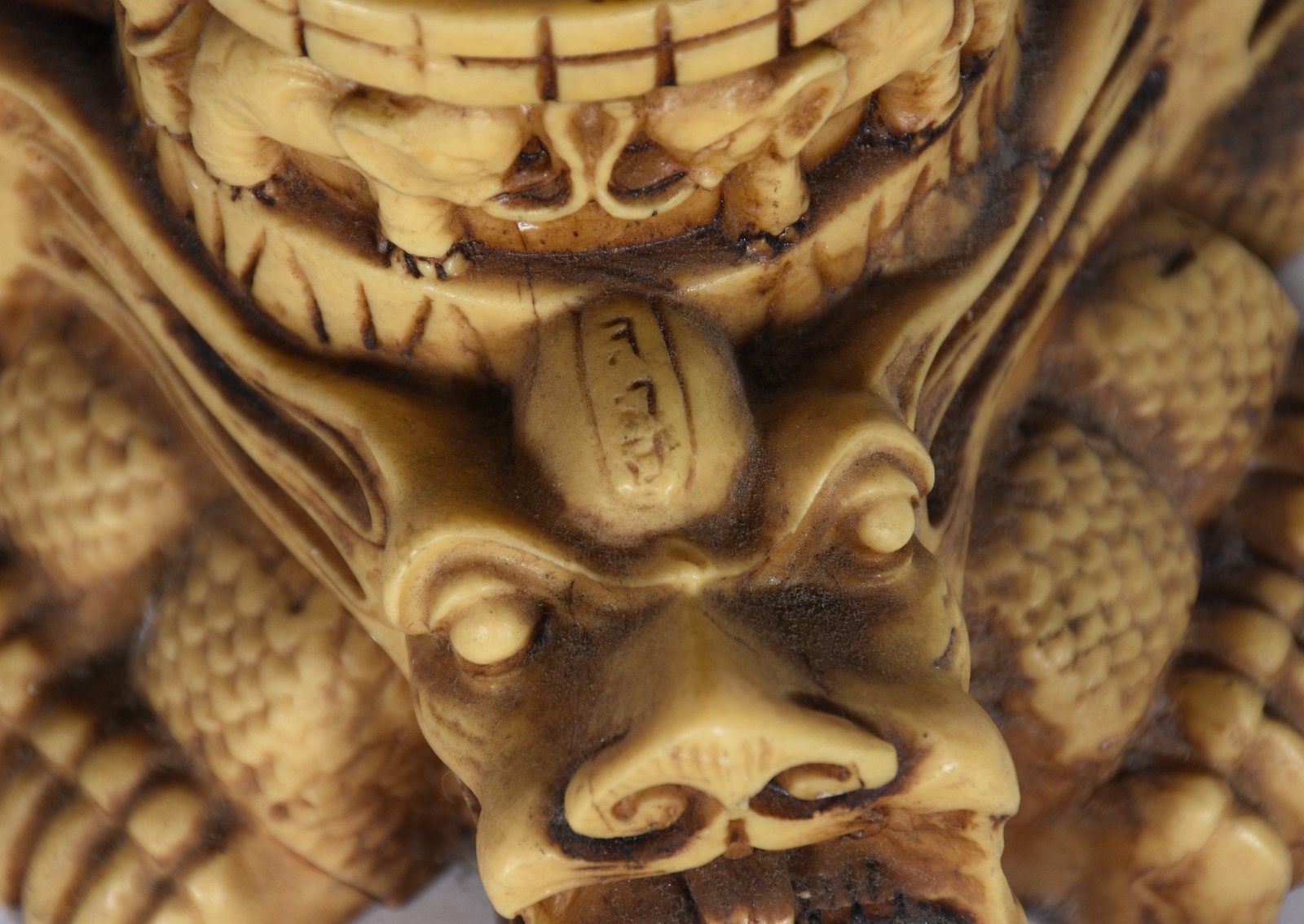 Mesa auxiliar de resina oriental, coluna trabalhada com figuras... - foto 5 de 9