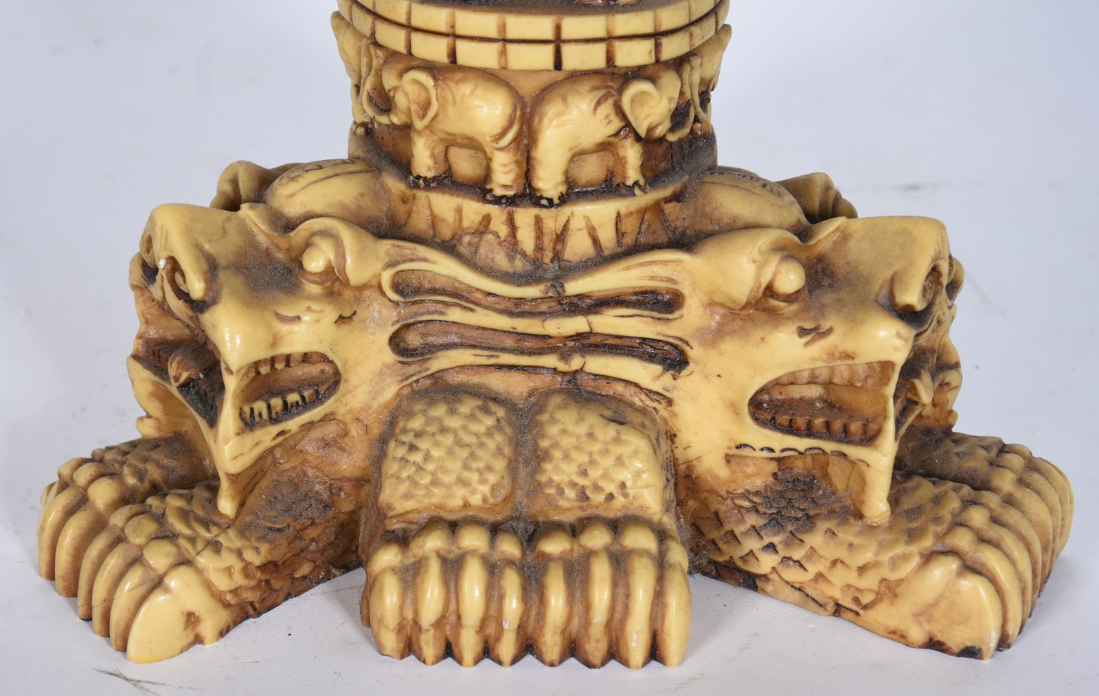 Mesa auxiliar de resina oriental, coluna trabalhada com figuras... - foto 7 de 9