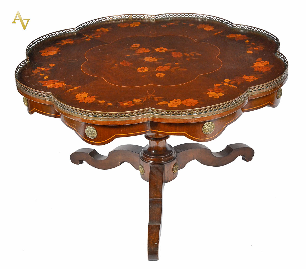 Mesa francesa com marqueterie floral, bordas em gomos, cercadura de...