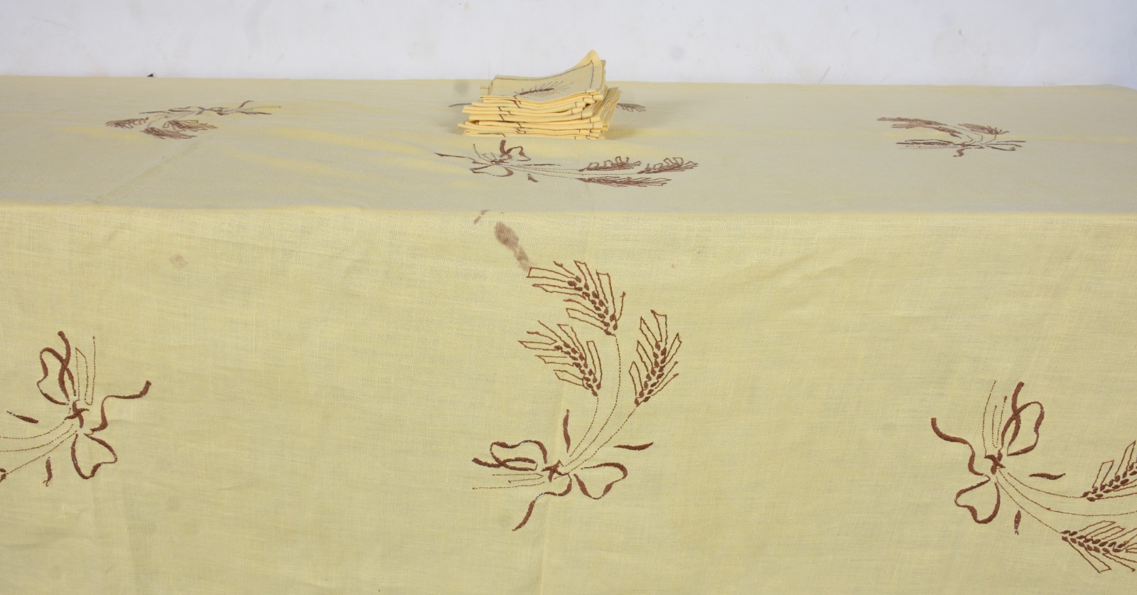 Toalha de linho amarelo com bordados de ramos. Acompanham 17... - foto 3 de 8