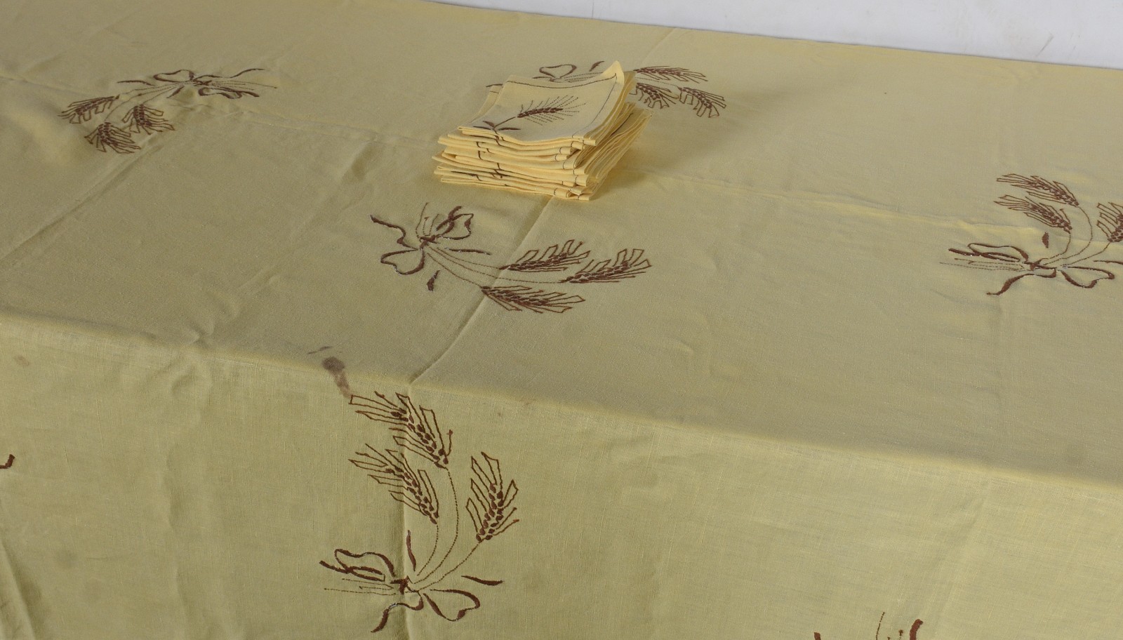Toalha de linho amarelo com bordados de ramos. Acompanham 17... - foto 4 de 8