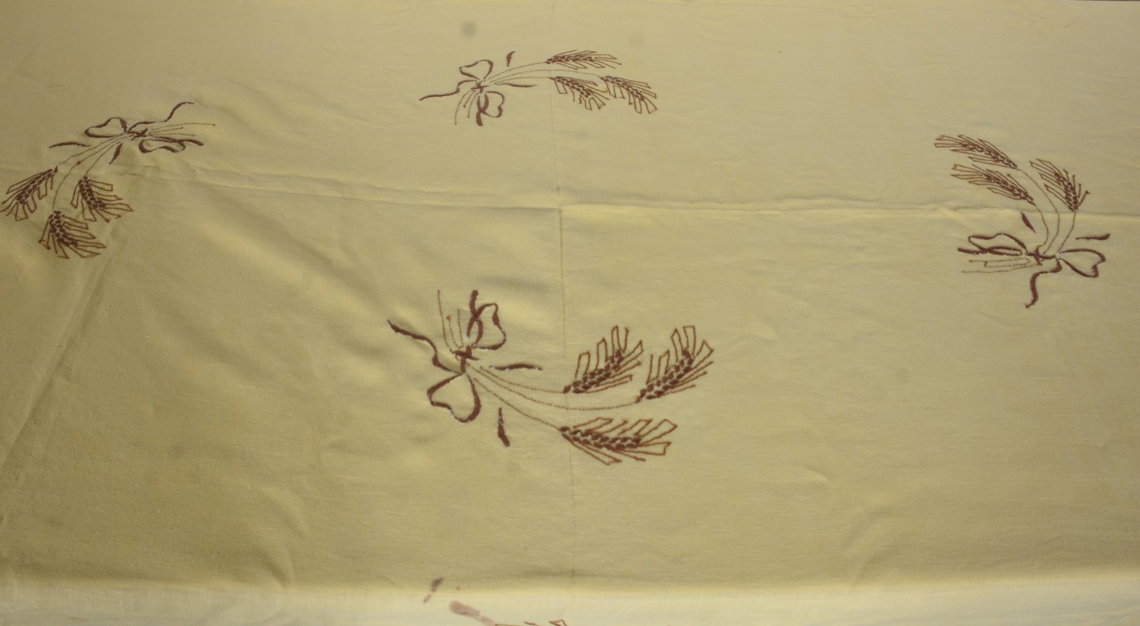 Toalha de linho amarelo com bordados de ramos. Acompanham 17... - foto 5 de 8
