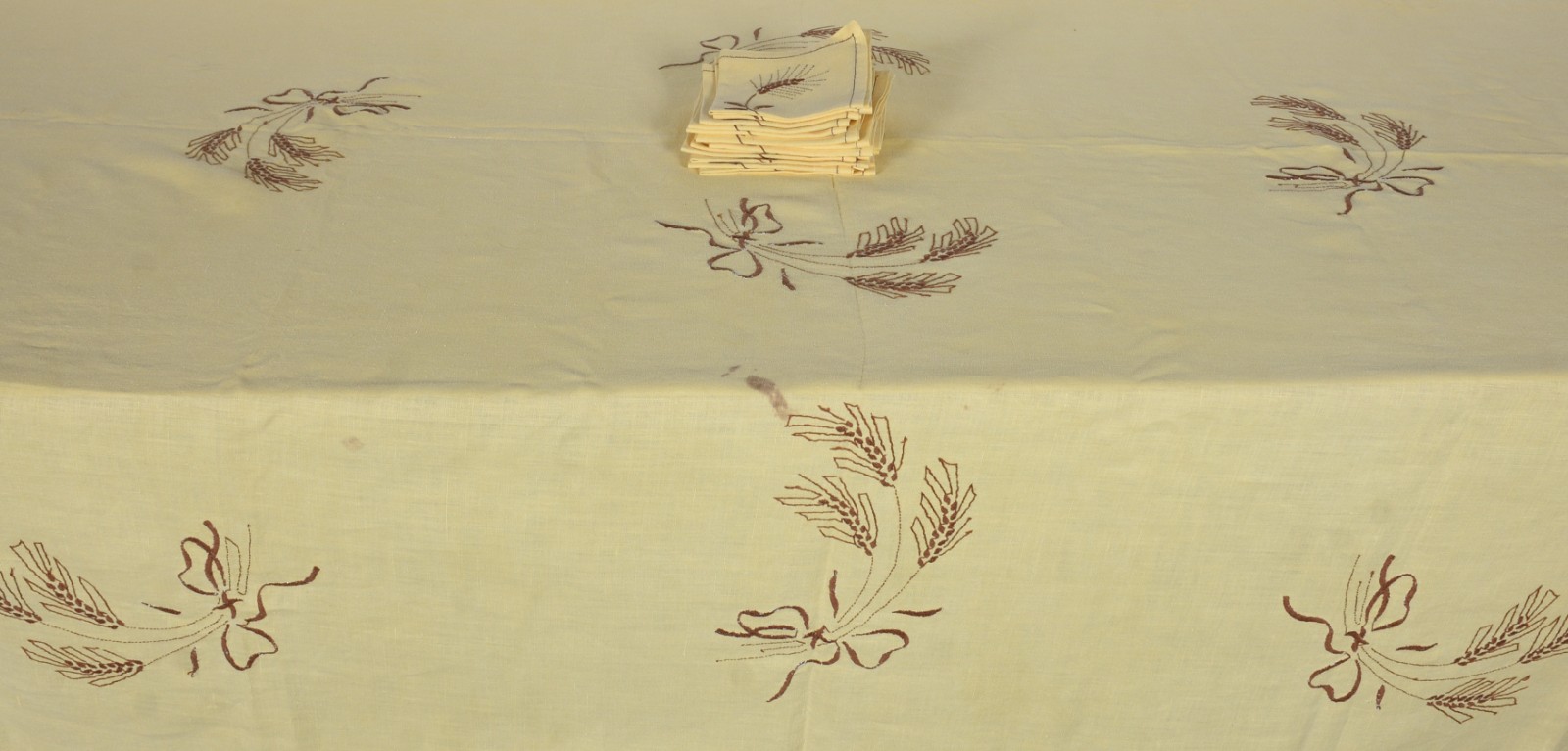 Toalha de linho amarelo com bordados de ramos. Acompanham 17... - foto 6 de 8