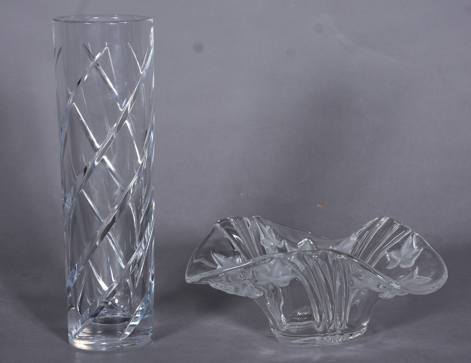 Duas peças, sendo vaso de cristal da Bohemia lapidado e pequeno... - foto 1 de 5
