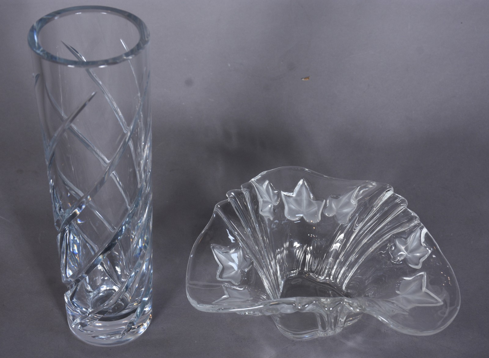 Duas peças, sendo vaso de cristal da Bohemia lapidado e pequeno... - foto 2 de 5