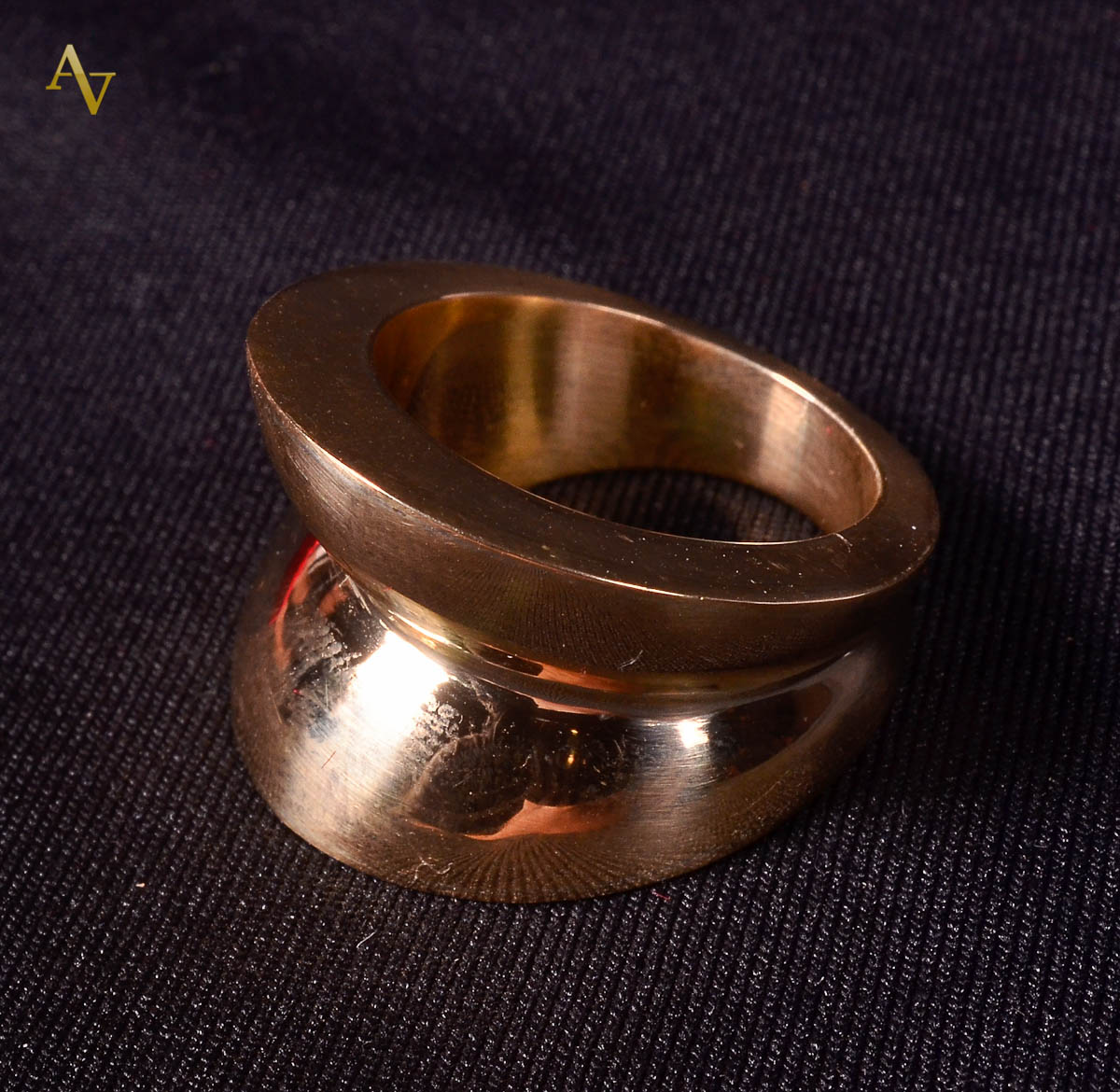 Anel de ouro 18 k. Peso. 14.6 gr.