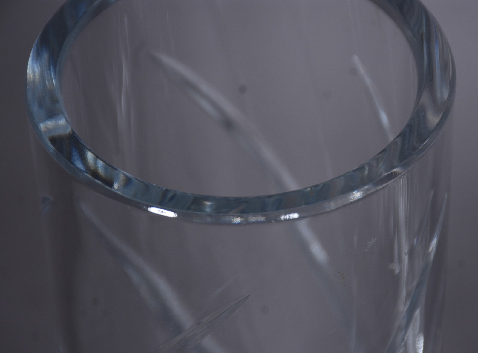 Duas peças, sendo vaso de cristal da Bohemia lapidado e pequeno... - foto 3 de 5