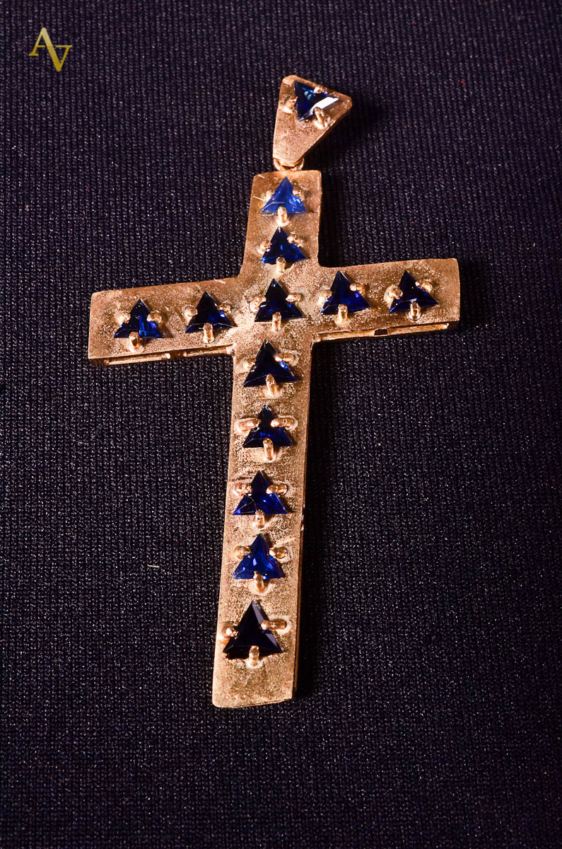 Cruz de ouro 18 k e 13 safiras triangulares. Peso total: 8,5 gr.