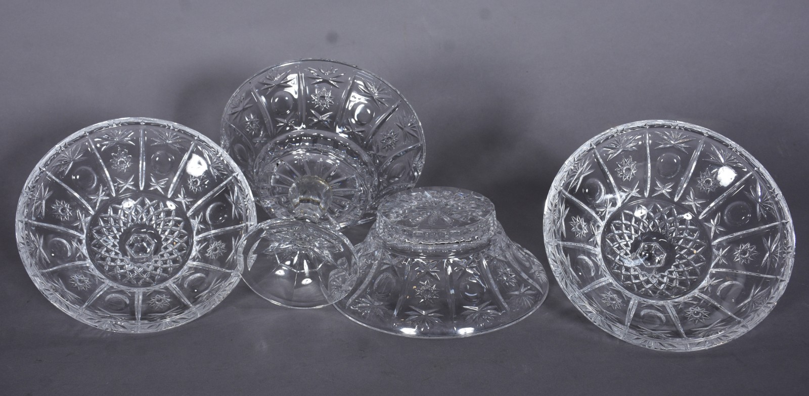 Duas compoteiras de cristal lapidadas, sendo uma de pé alto. - foto 4 de 10