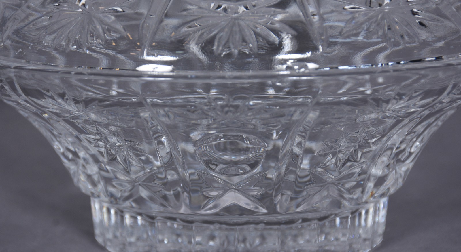 Duas compoteiras de cristal lapidadas, sendo uma de pé alto. - foto 8 de 10