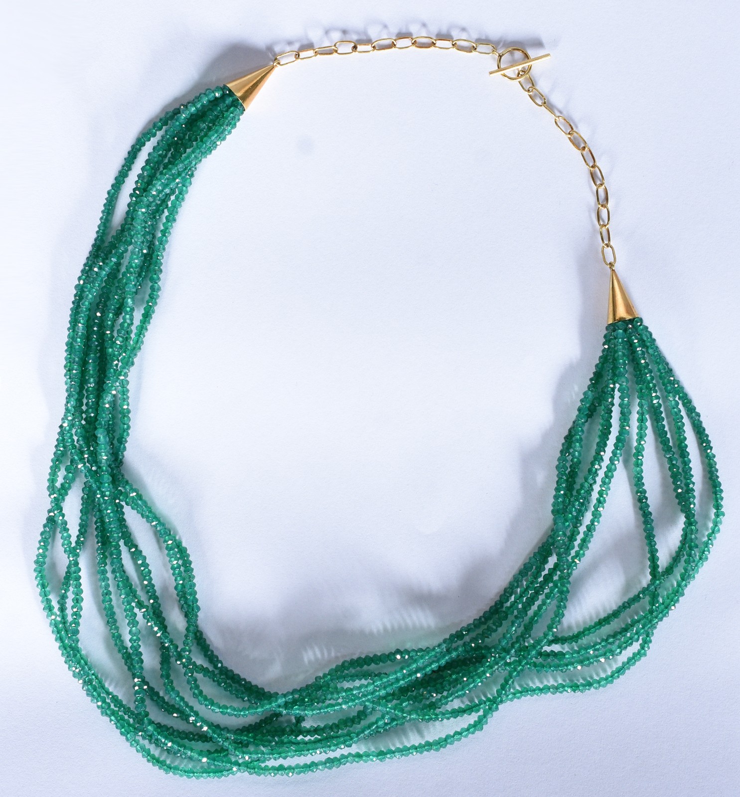 Colar com 9 fios pedras verdes e fecho de ouro 18 k. - foto 2 de 6