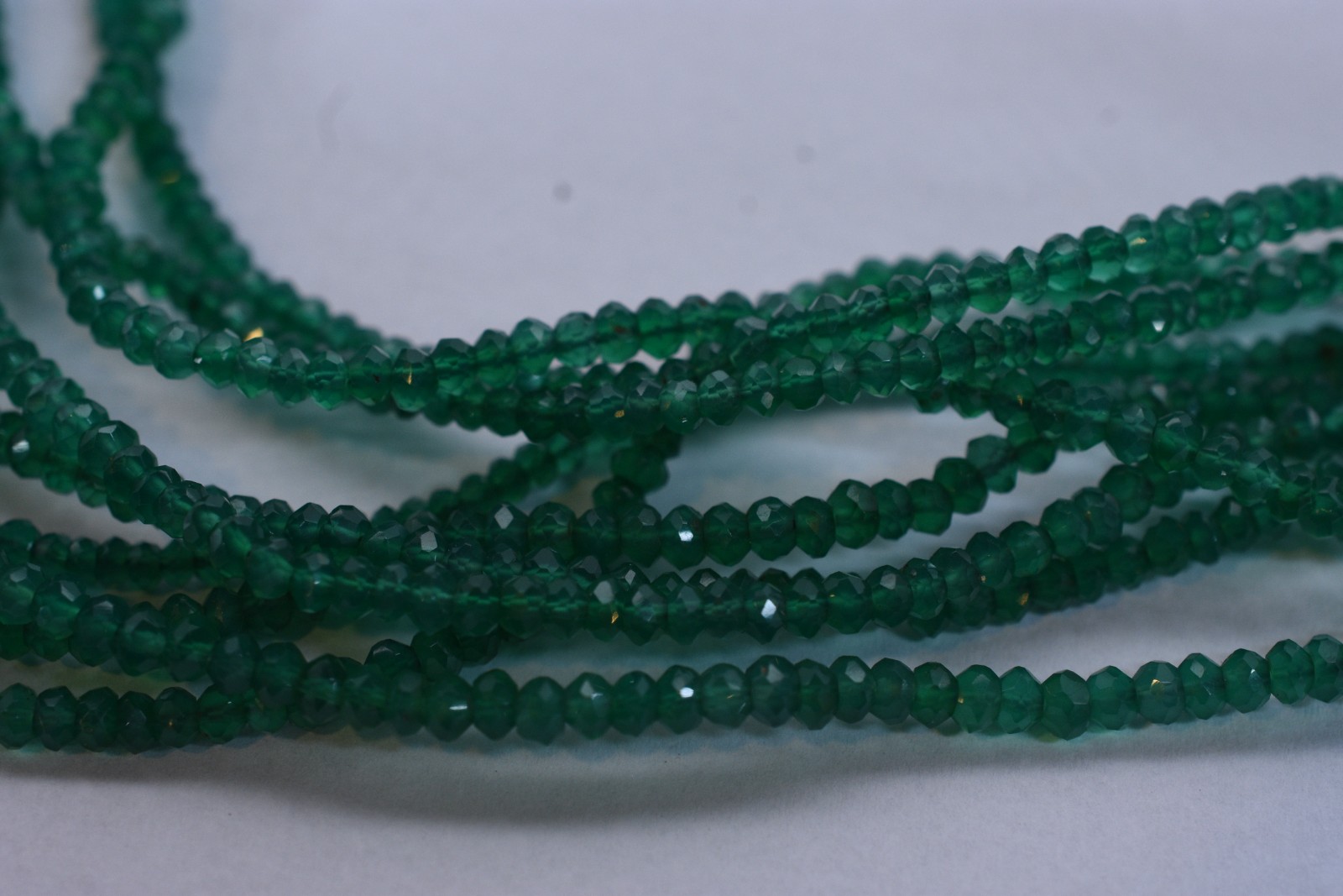 Colar com 9 fios pedras verdes e fecho de ouro 18 k. - foto 3 de 6