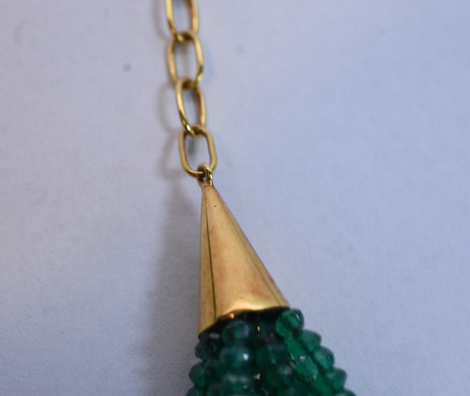 Colar com 9 fios pedras verdes e fecho de ouro 18 k. - foto 4 de 6