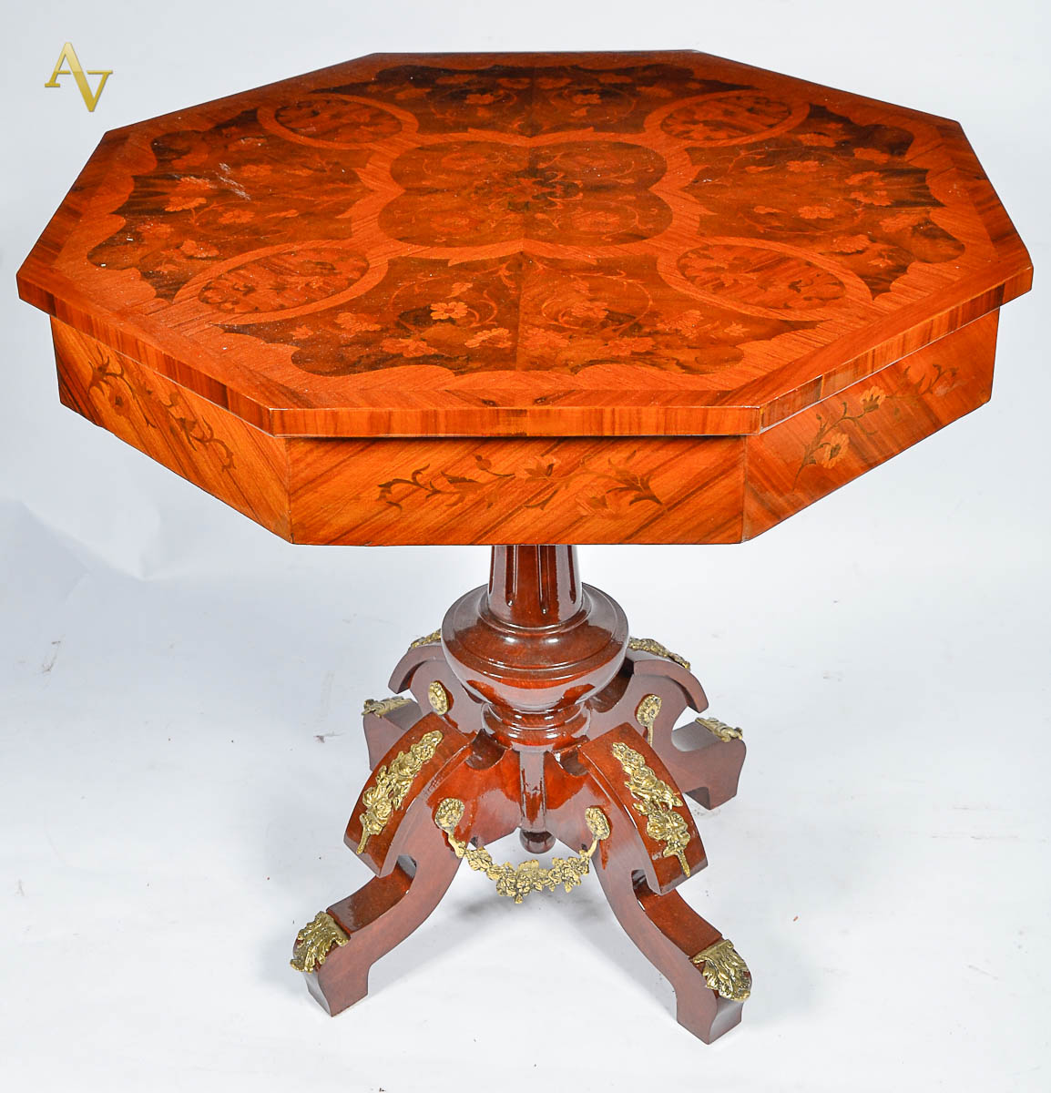 Mesa estilo frances feitio oitavado, ricamente trabalhada em...