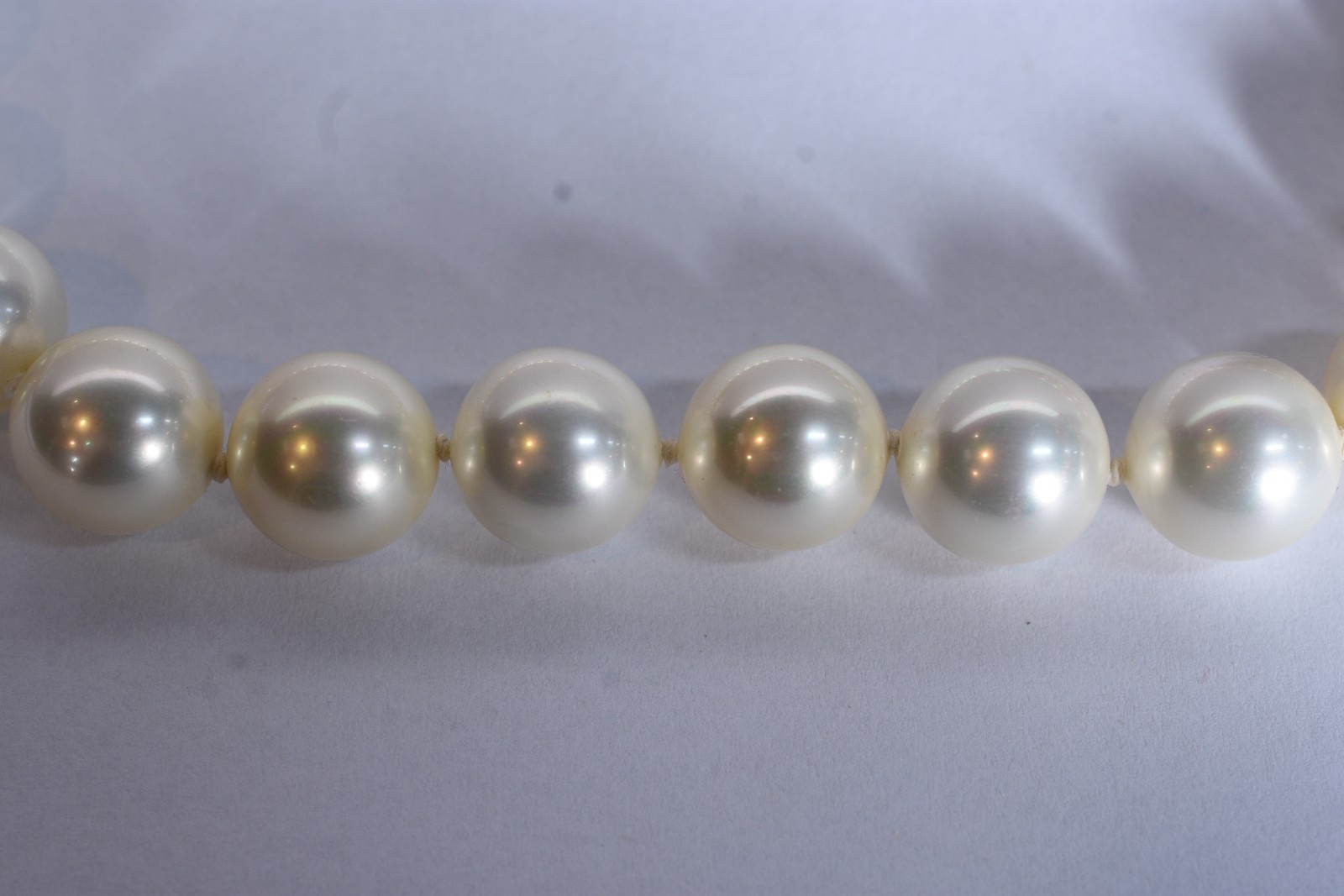Colar de perolas sintéticas, fecho de ouro 18 k. - foto 3 de 4