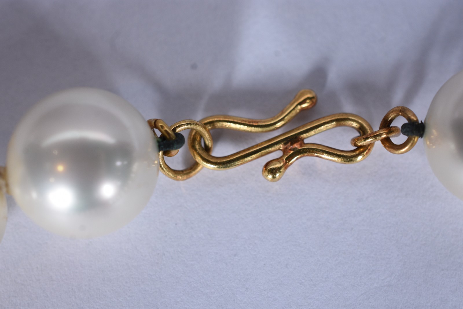Colar de perolas sintéticas, fecho de ouro 18 k. - foto 4 de 4