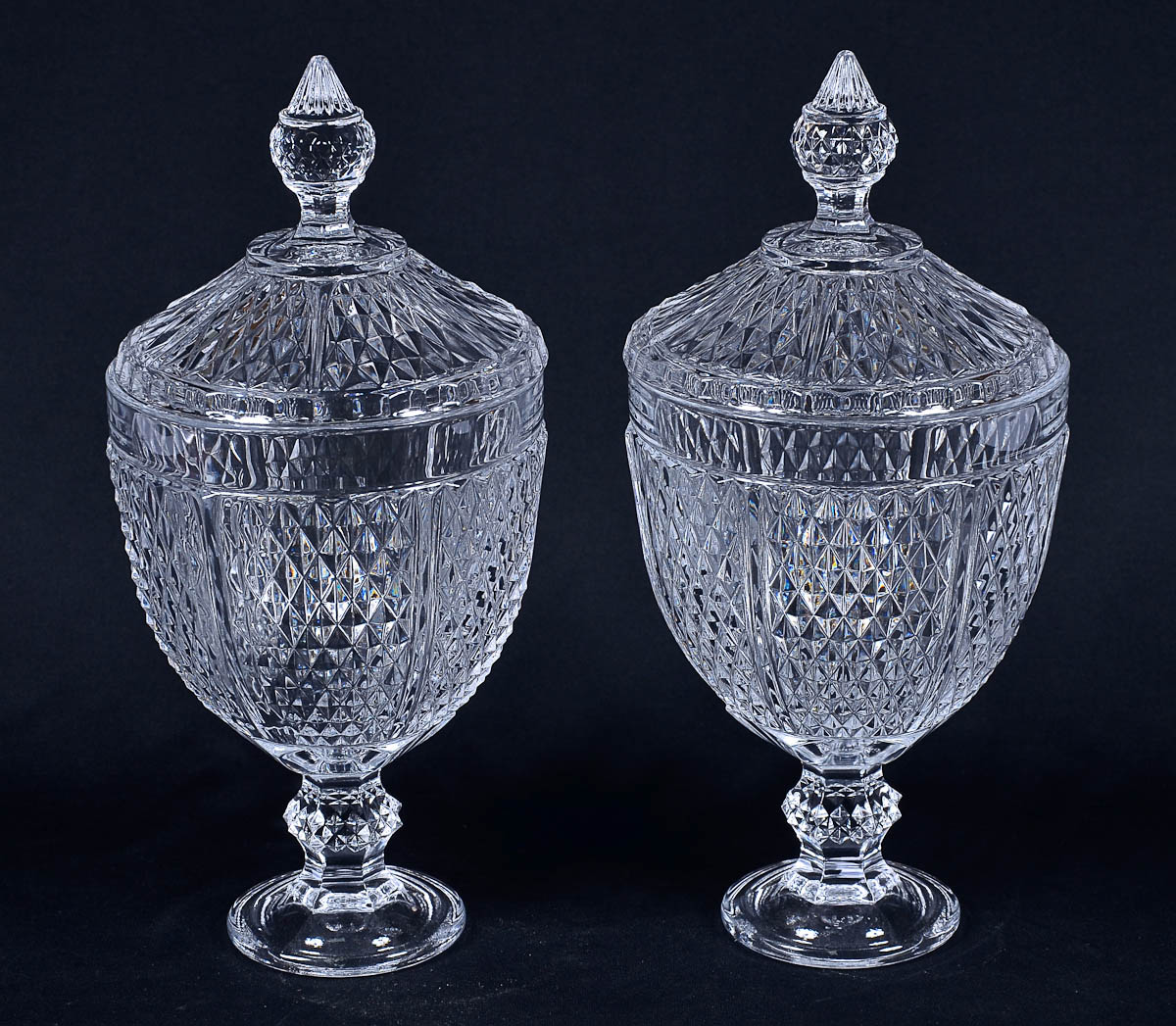 Par de compoteiras de cristal com lapidação bico de jaca. Alt. 32 cm.