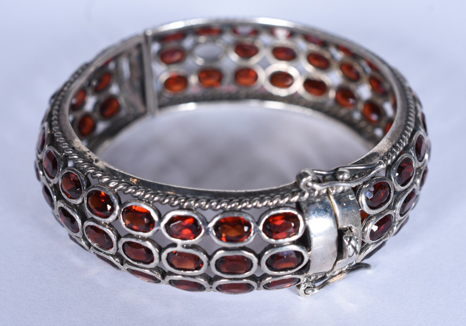 Pulseira de prata com pedras vermelhas (Por motivos de segurança a... - foto 2 de 6