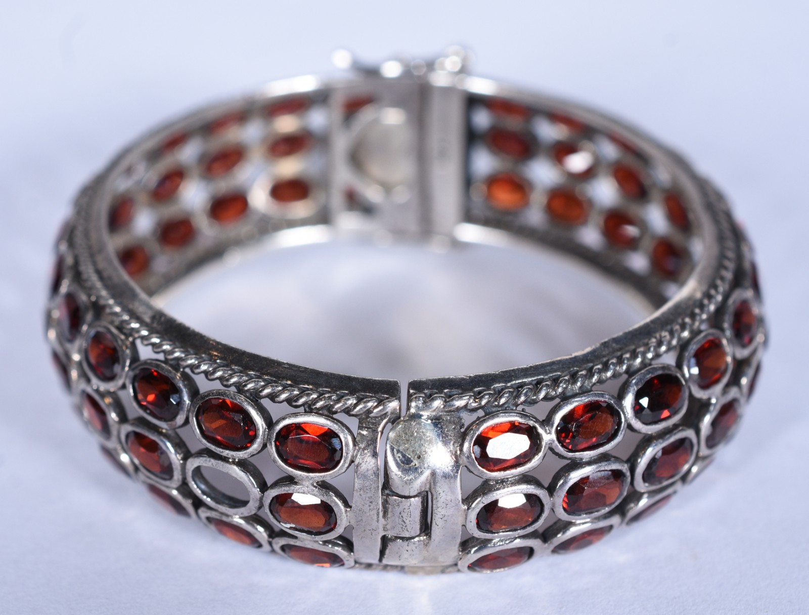 Pulseira de prata com pedras vermelhas (Por motivos de segurança a... - foto 3 de 6