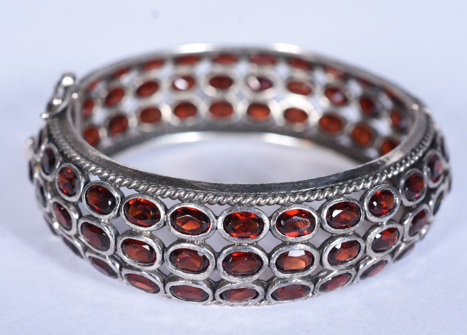 Pulseira de prata com pedras vermelhas (Por motivos de segurança a... - foto 1 de 6
