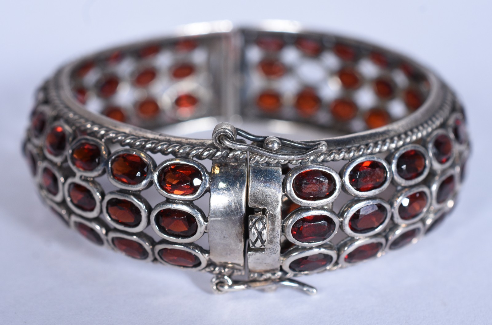 Pulseira de prata com pedras vermelhas (Por motivos de segurança a... - foto 4 de 6