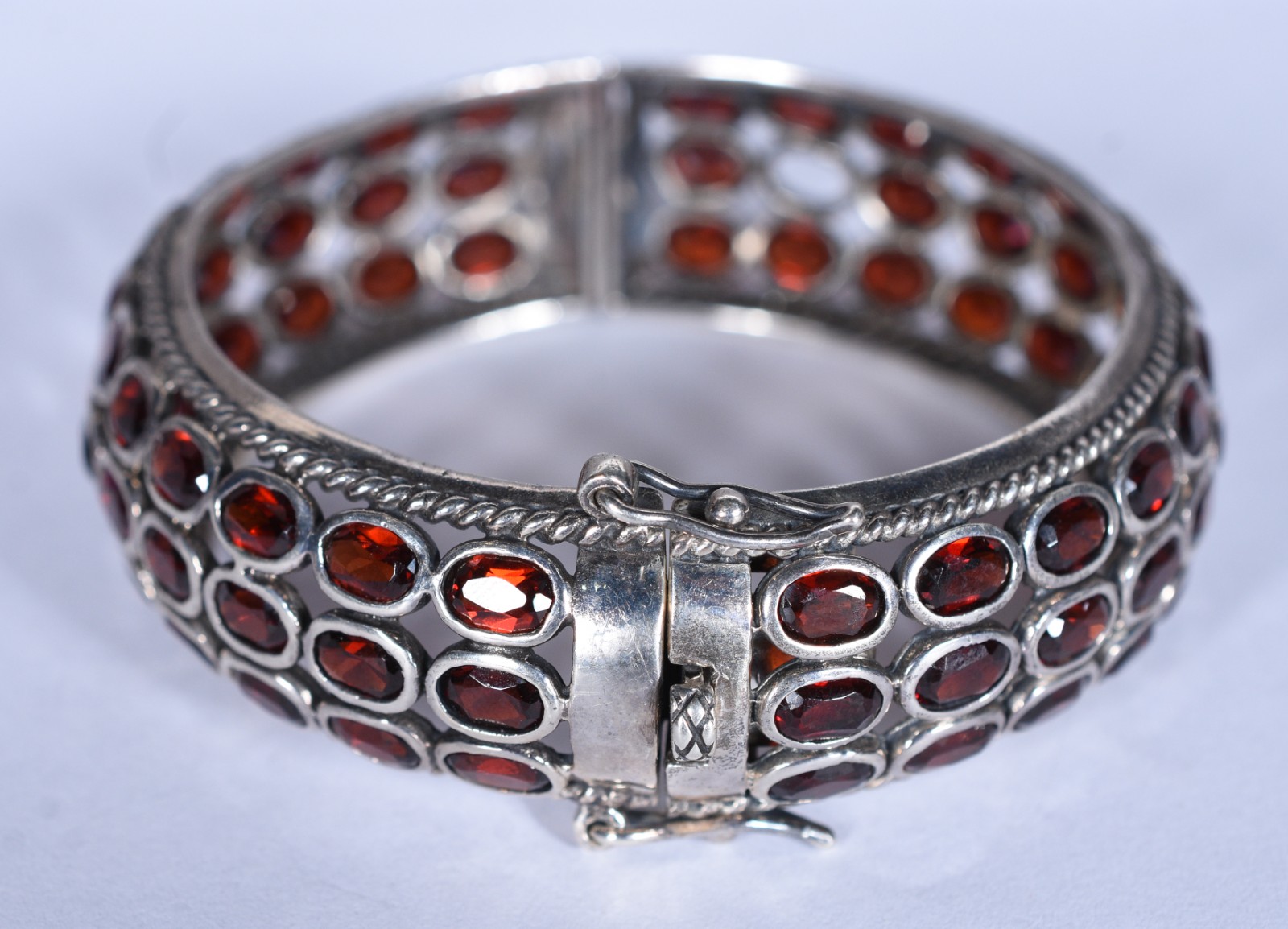 Pulseira de prata com pedras vermelhas (Por motivos de segurança a... - foto 5 de 6
