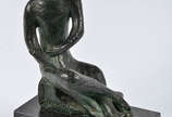 BRUNO GIORGI - Escultura de bronze representand... - BRUNO GIORGI - Escultura de bronze representando figura, base de mármore negro med. 27 x 17  alt.total 32 cm.