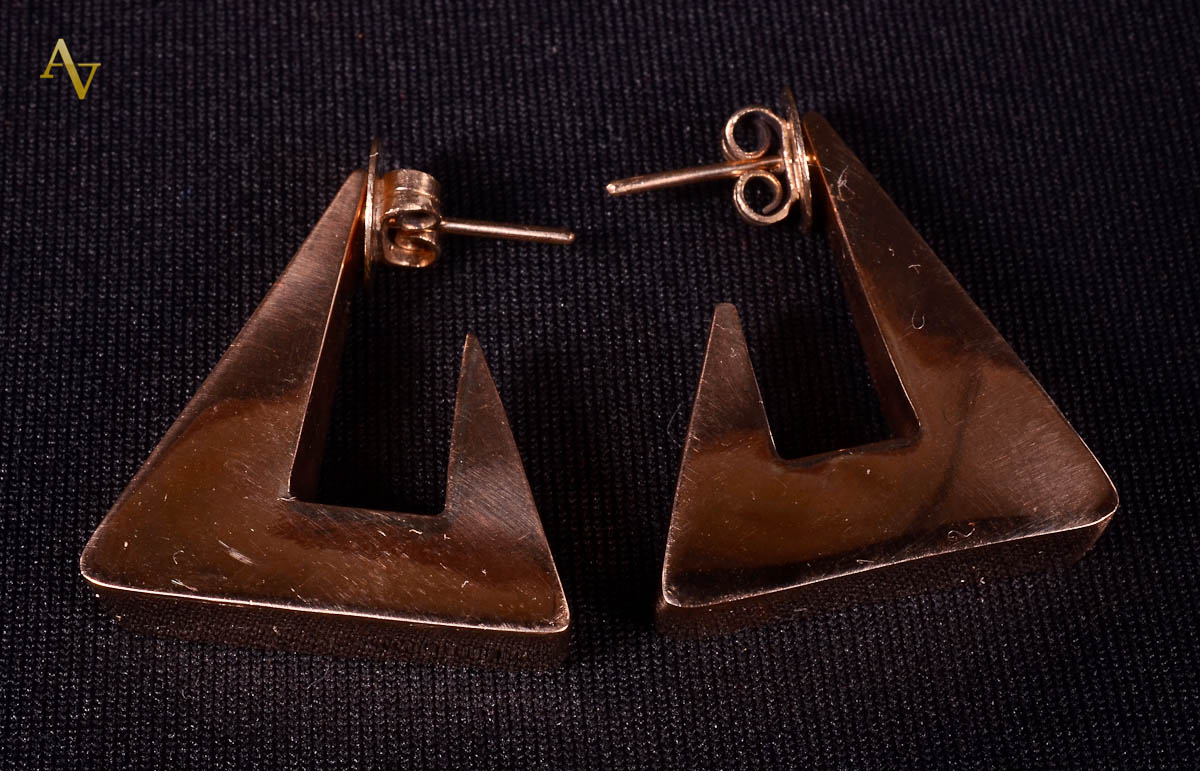 Par de brincos de ouro 18 k na forma de triangulo. Peso. 13.0 g.