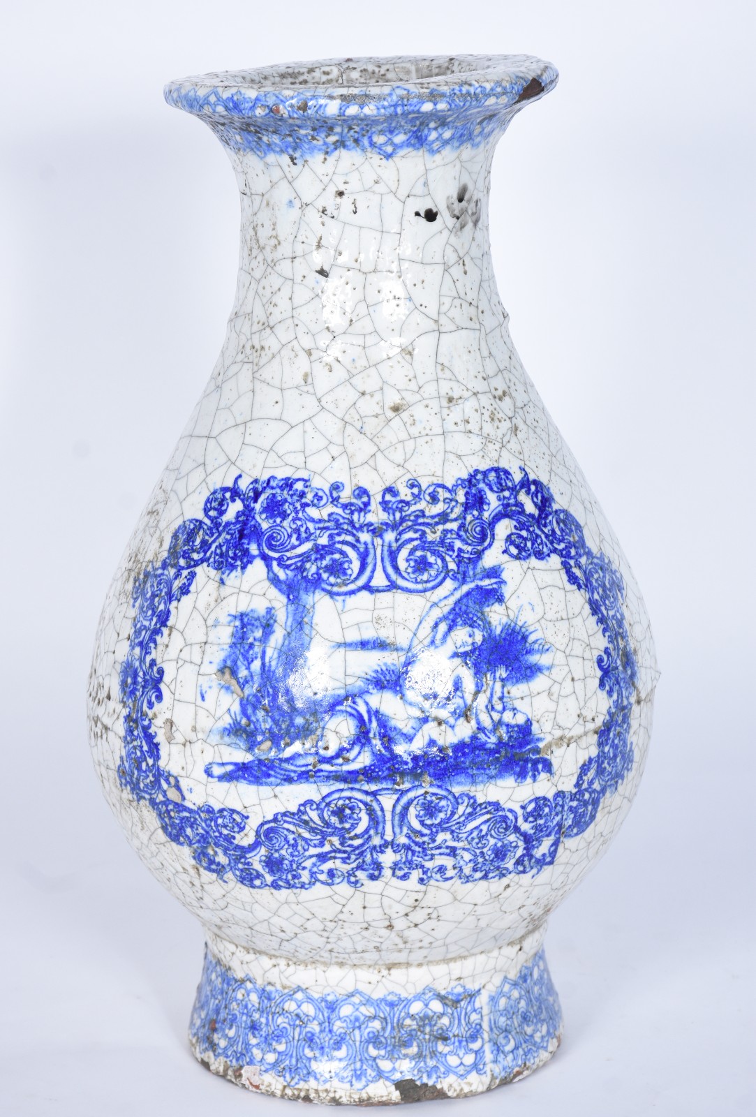 Vaso de cerâmica craquelê azul e branca decorada com figura feminina... - foto 1 de 10
