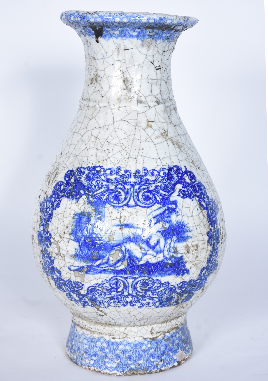 Vaso de cerâmica craquelê azul e branca decorada com figura feminina... - foto 2 de 10
